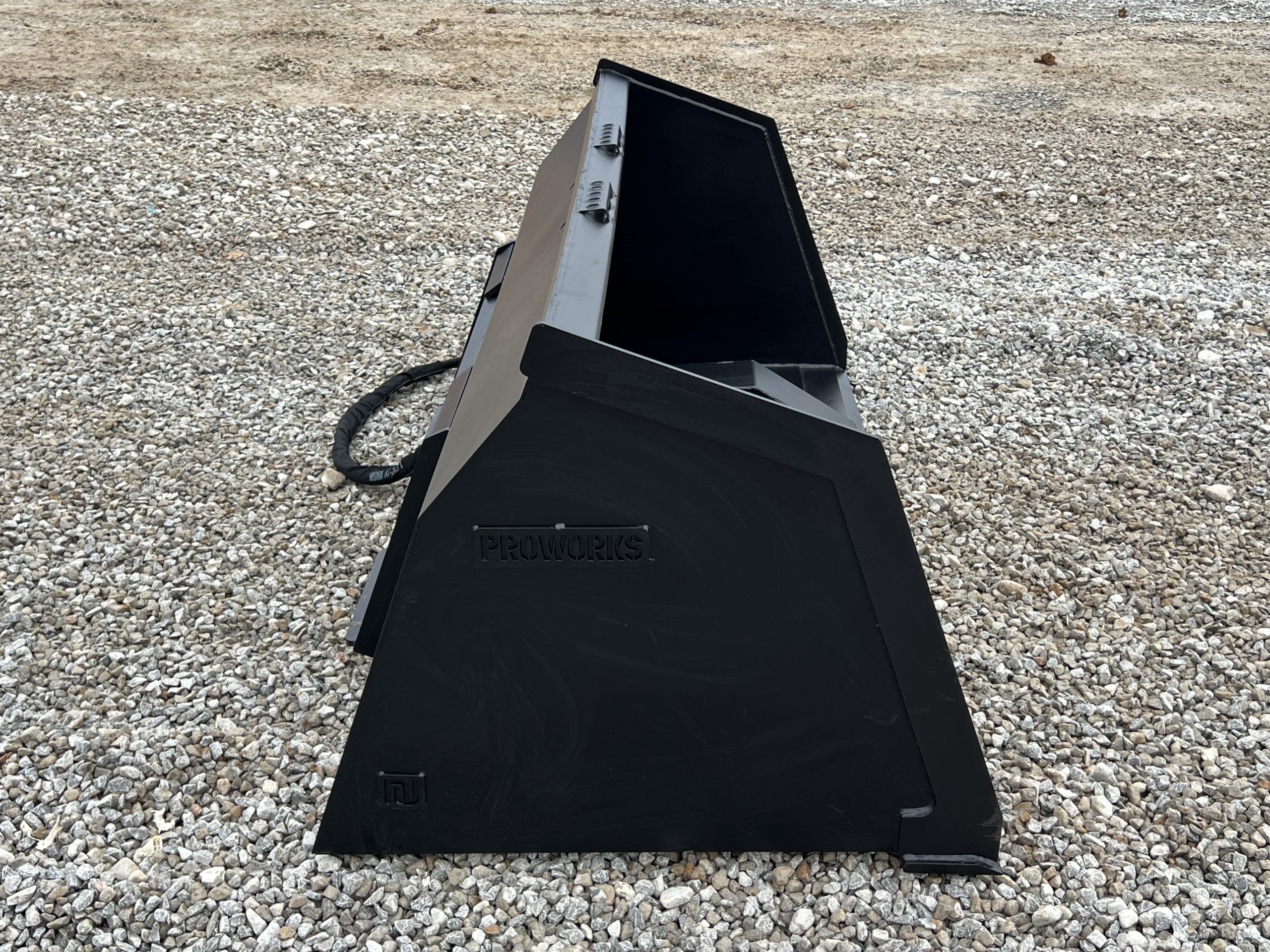 84″ High Front Dump Bucket Attachment Fits Skid Steer Quick Attach - Image 4