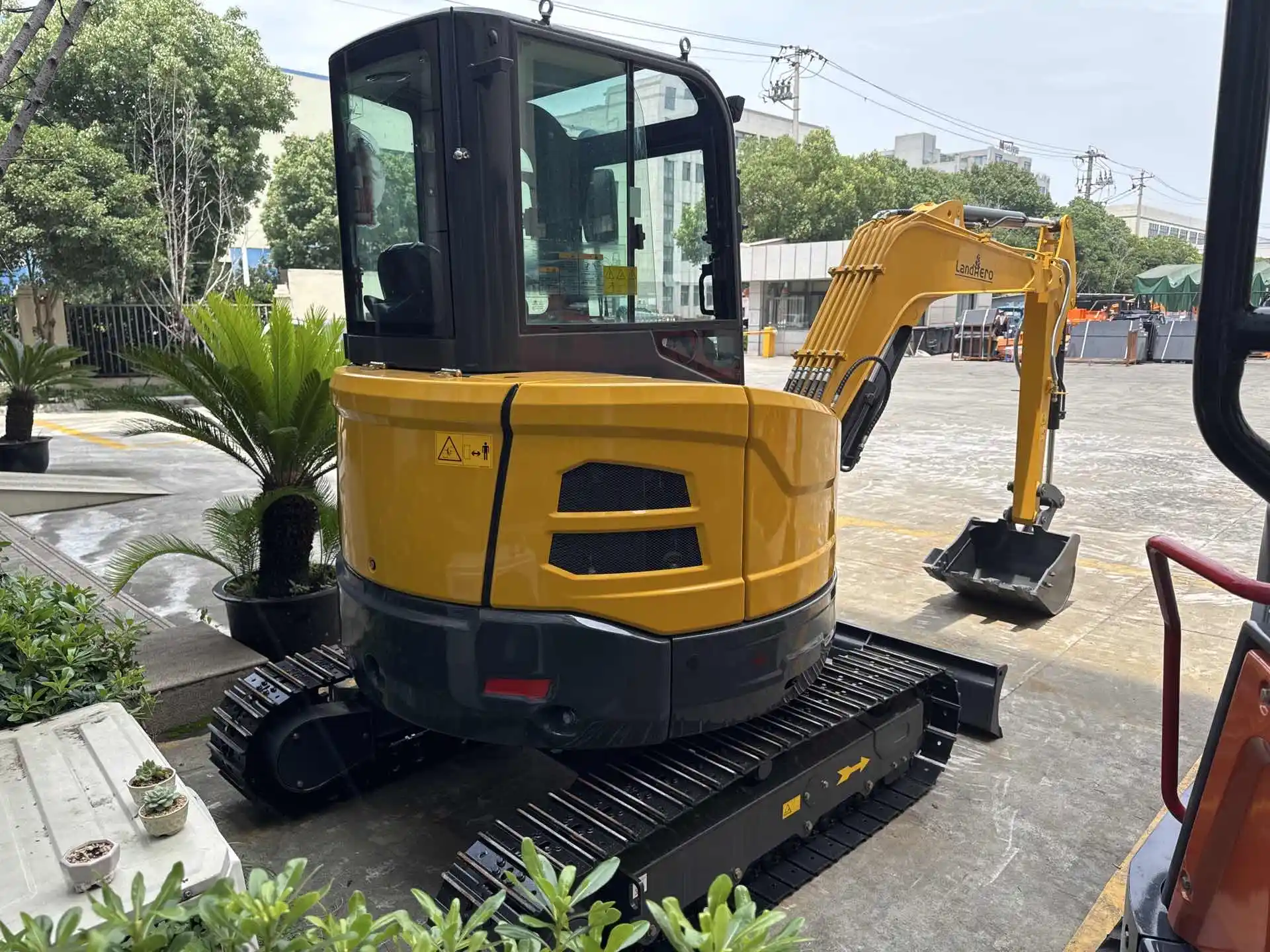 Amazing LandHero 3.5T Excavator Amazing LandHero 3.5T Excavator - Image 3